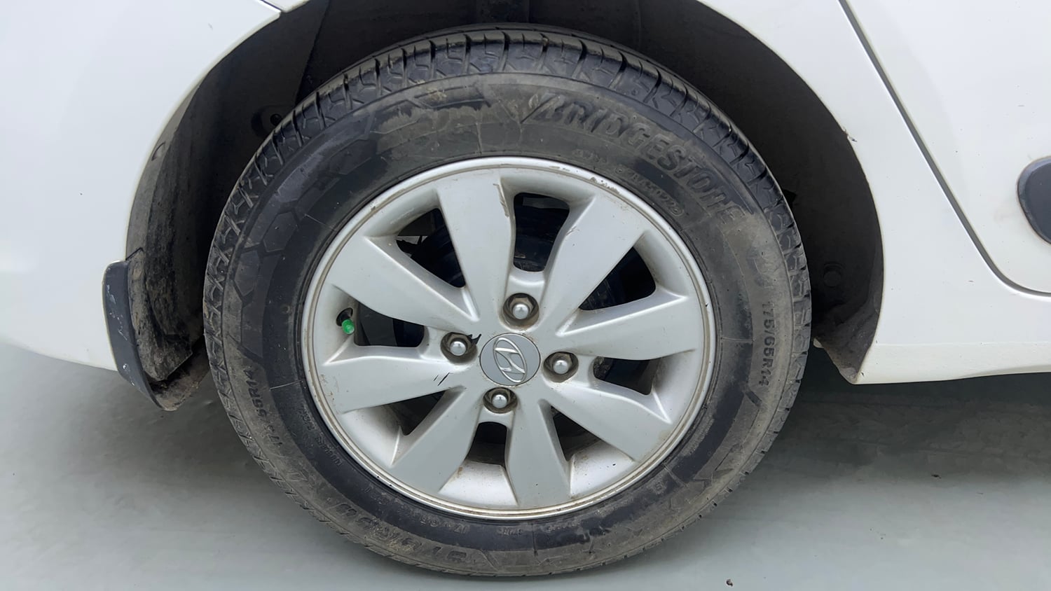Used 2015 Hyundai Xcent SX 1.2 Petrol Manual tyres RIGHT REAR TYRE RIM VIEW