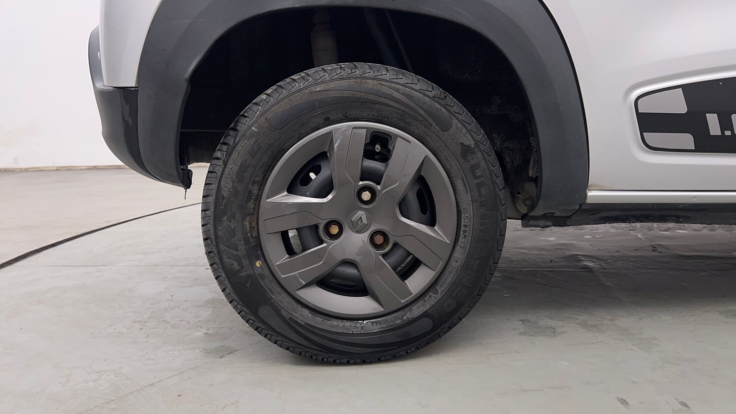 Used 2018 Renault Kwid 1.0 RXT Petrol Manual tyres RIGHT REAR TYRE RIM VIEW