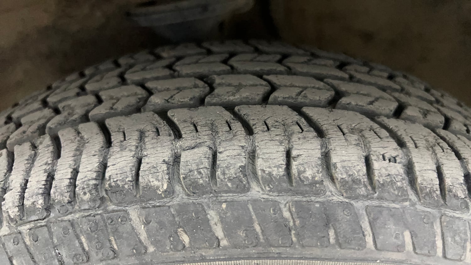 Used 2017 maruti-suzuki Alto K10 VXi (O) AMT Petrol Automatic tyres LEFT FRONT TYRE TREAD VIEW
