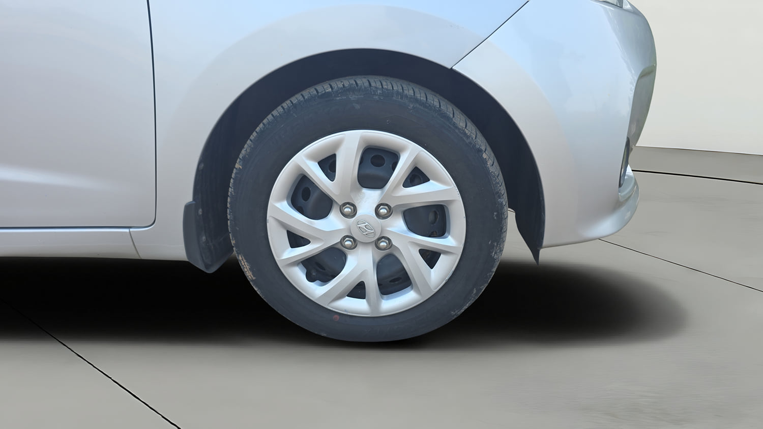 Used 2018 Hyundai Grand i10 Magna 1.2 Kappa VTVT Petrol Manual tyres RIGHT FRONT TYRE RIM VIEW