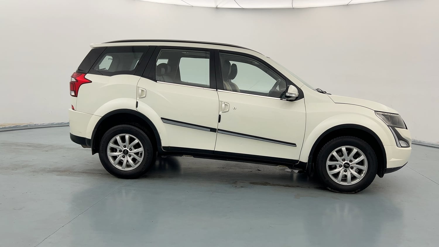 Used 2018 Mahindra XUV500 W9 Diesel Manual exterior RIGHT SIDE VIEW