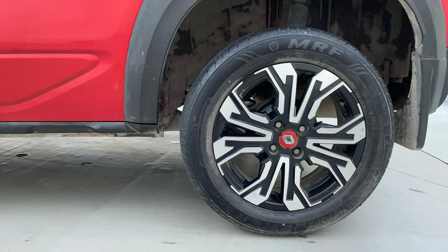 Used 2022 Renault Kiger RXZ 1.0 Turbo MT Dual Tone Petrol Manual tyres LEFT REAR TYRE RIM VIEW