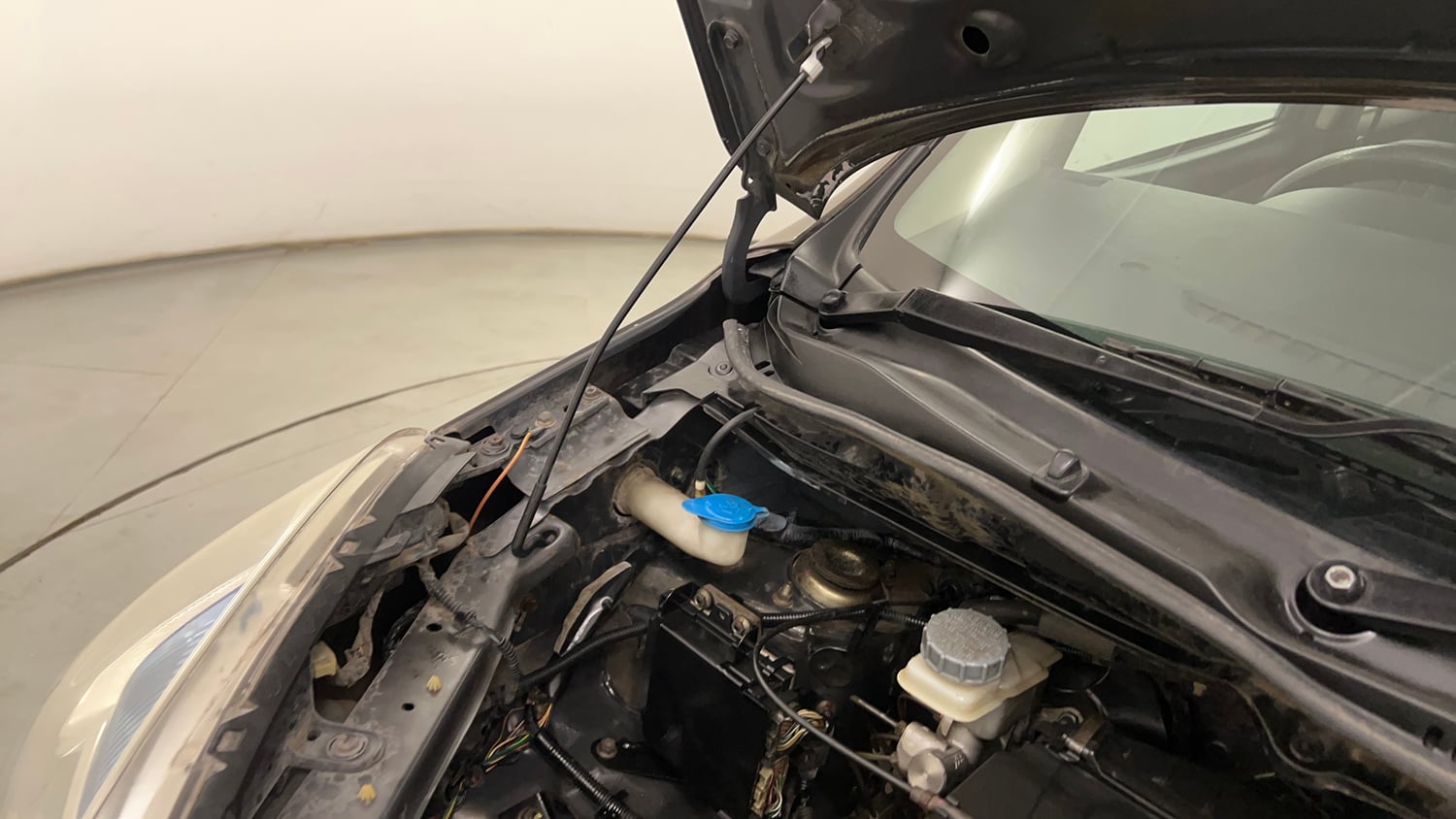 Used 2013 Maruti Suzuki Wagon R LXI CNG Cng Manual engine ENGINE RIGHT SIDE HINGE & APRON VIEW
