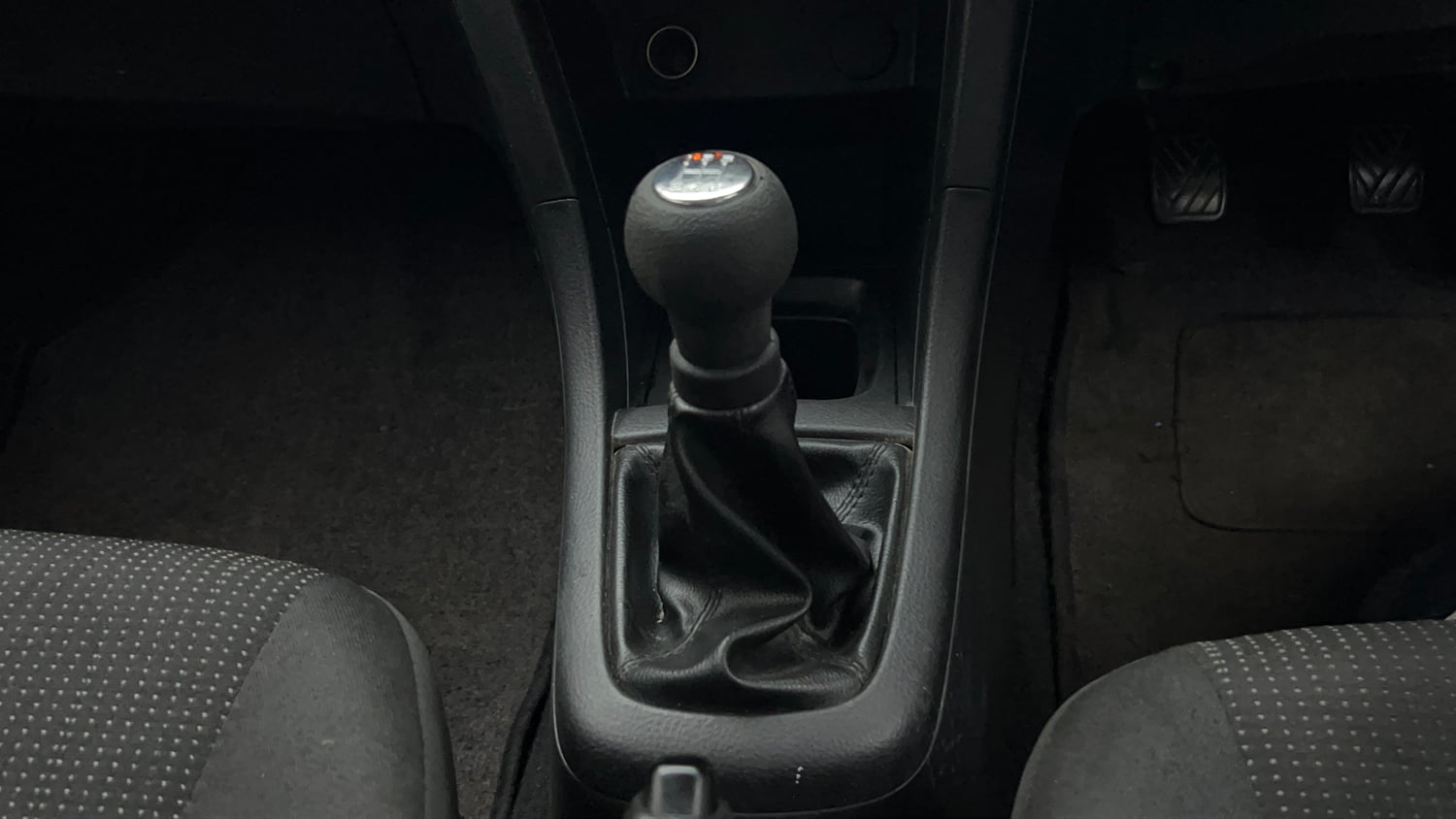 Used 2017 Maruti Suzuki Swift Lxi (O) Petrol Manual interior GEAR  KNOB VIEW