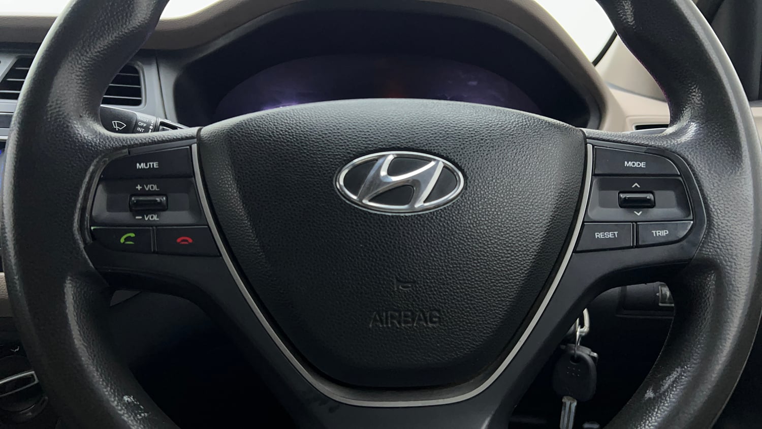 Used 2016 Hyundai Elite i20 Magna 1.2 Petrol Manual top_features Steering mounted controls