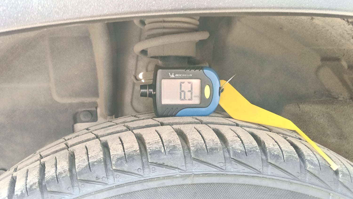 Used 2023 Renault Kwid RXT 1.0 AMT Petrol Automatic tyres LEFT FRONT TYRE TREAD VIEW