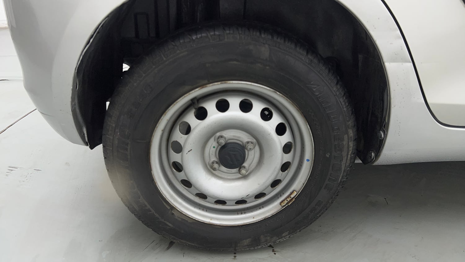 Used 2015 Maruti Suzuki Swift Lxi (O) Petrol Manual tyres RIGHT REAR TYRE RIM VIEW