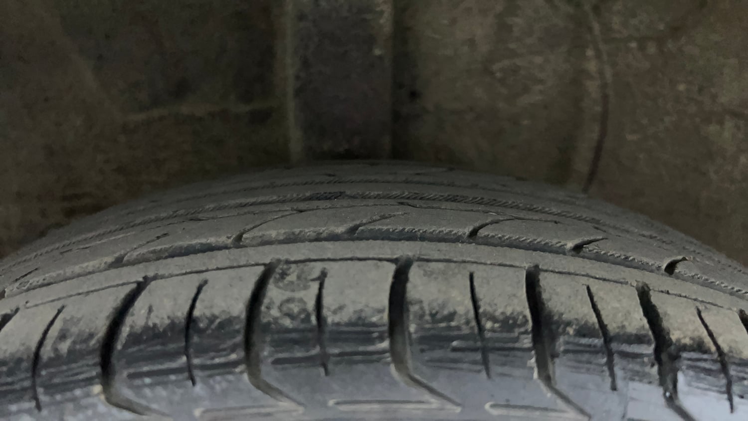 Used 2015 Hyundai Grand i10 Asta 1.2 Kappa VTVT Petrol Manual tyres RIGHT REAR TYRE TREAD VIEW