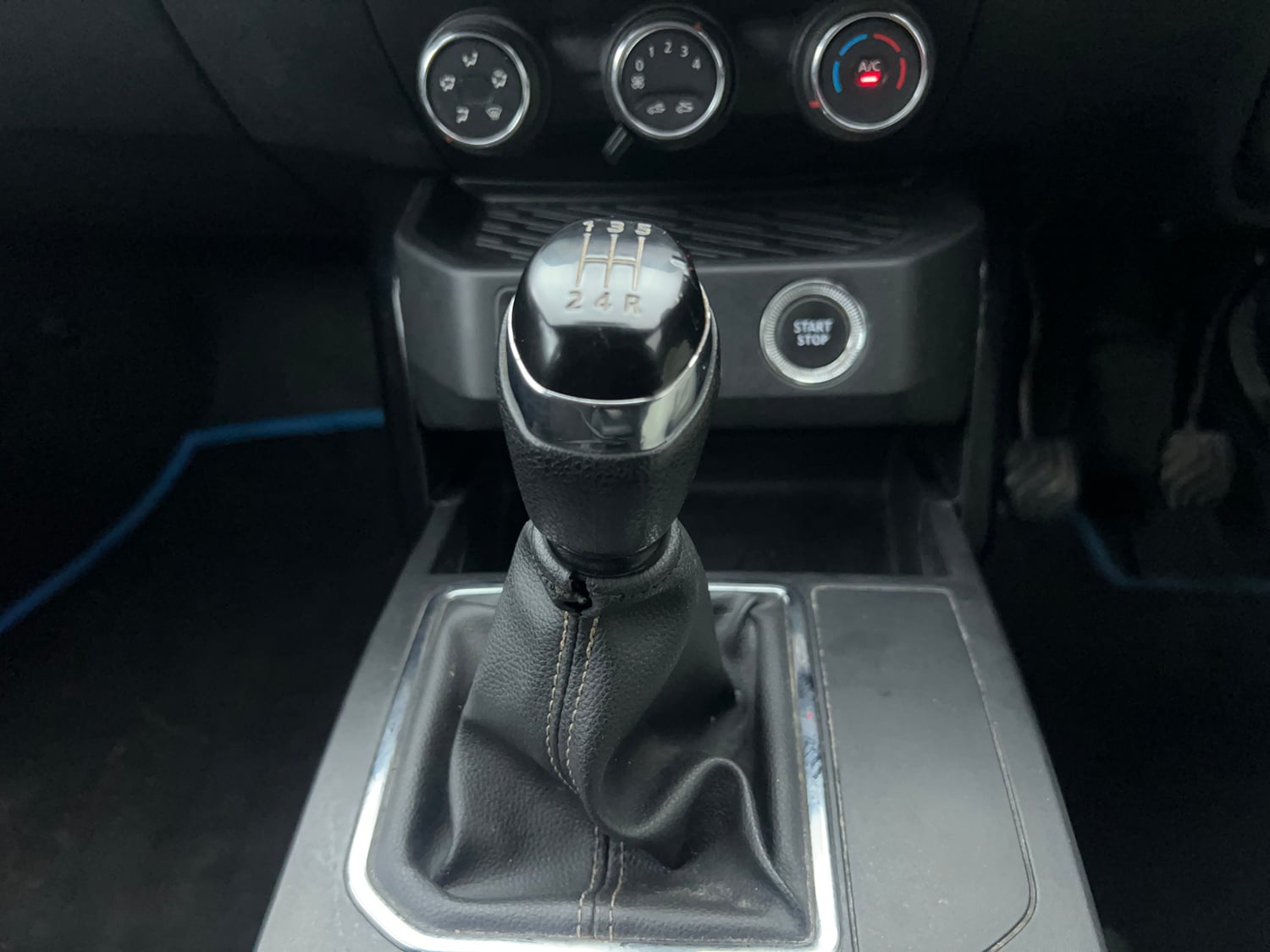 Used 2021 Renault Kiger RXT 1.0 Turbo MT Dual Tone Petrol Manual interior GEAR  KNOB VIEW