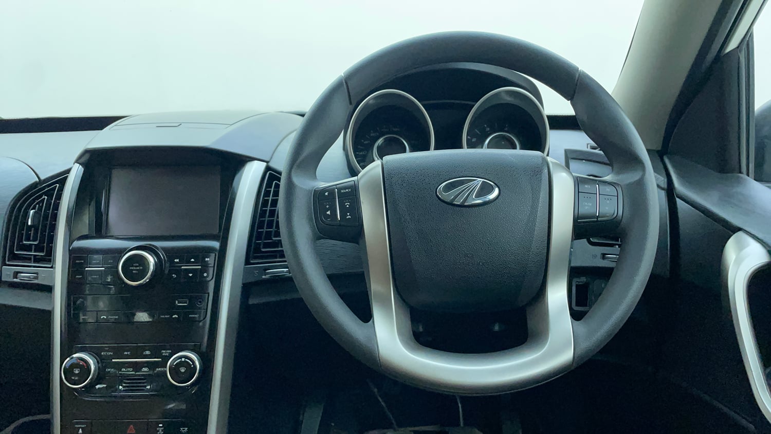 Used 2018 Mahindra XUV500 W7 Diesel Manual interior STEERING VIEW