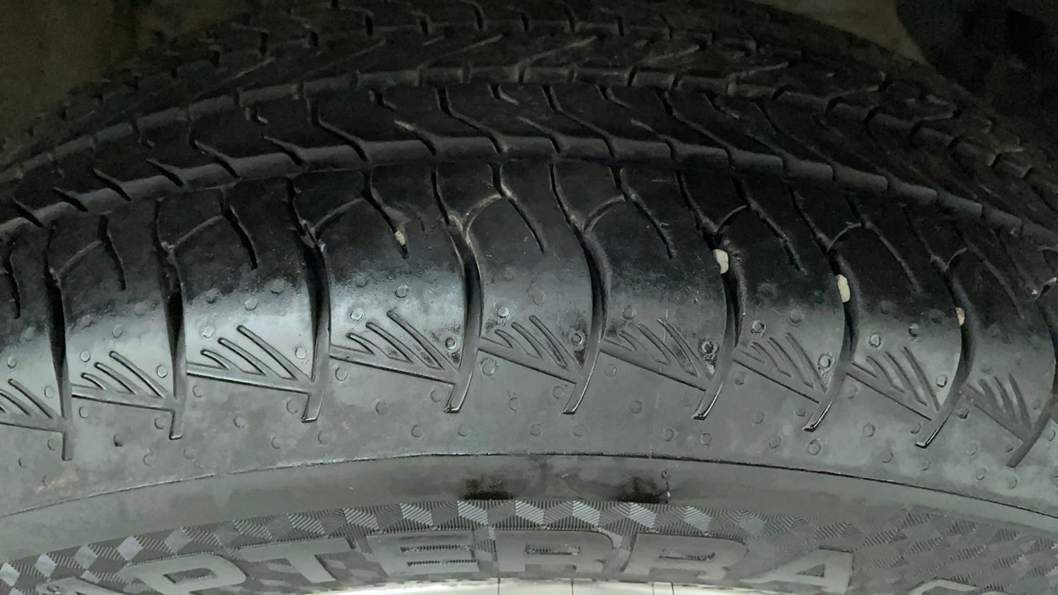Used 2024 Maruti Suzuki Invicto Alpha Plus 7 STR Hybrid Automatic tyres RIGHT FRONT TYRE TREAD VIEW