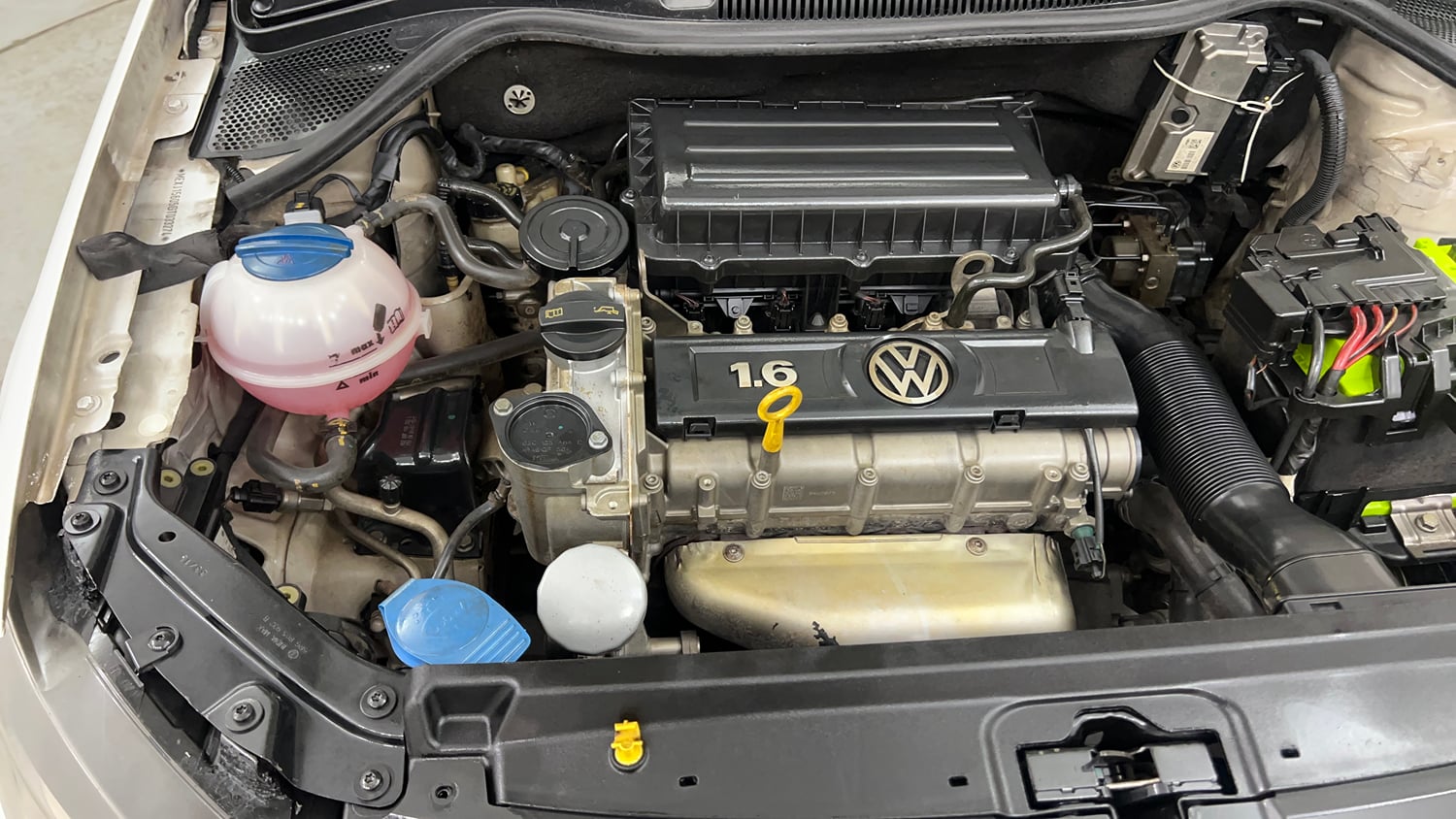 Used 2015 Volkswagen Vento Comfortline Petrol Petrol Manual engine ENGINE RIGHT SIDE VIEW