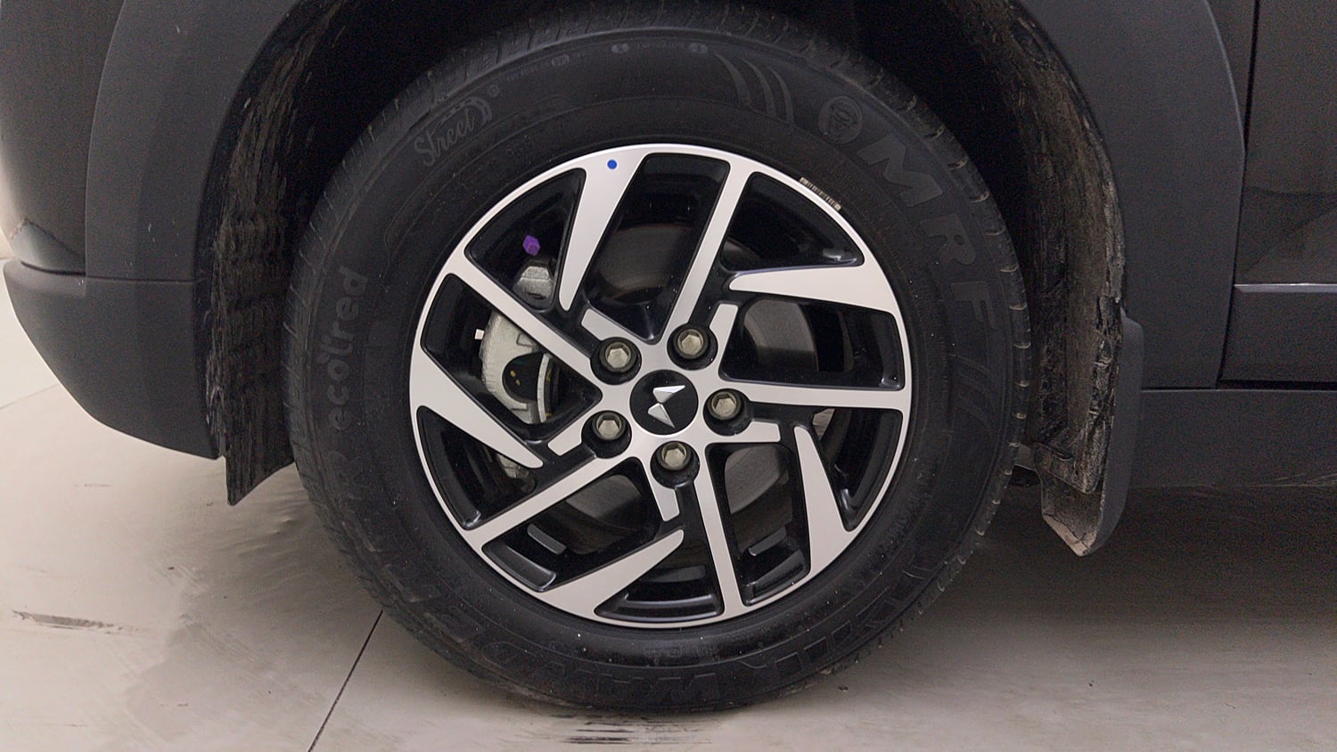 Used 2025 Mahindra XUV 3XO AX5 1.5 Diesel Autoshift Plus Diesel Automatic tyres LEFT FRONT TYRE RIM VIEW
