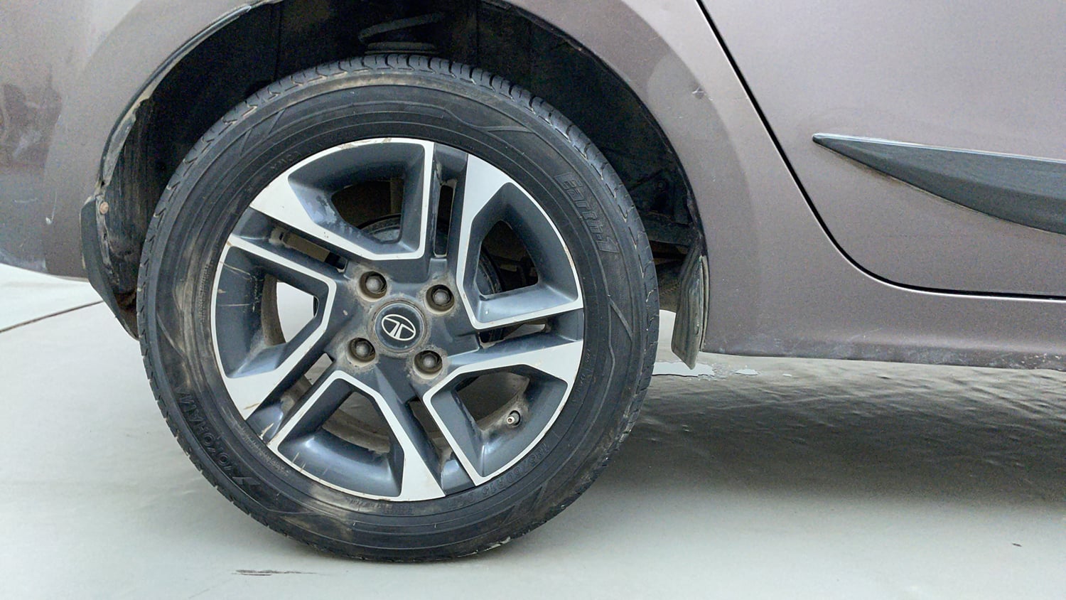 Used 2018 Tata Tigor Revotron XZA Petrol Automatic tyres RIGHT REAR TYRE RIM VIEW