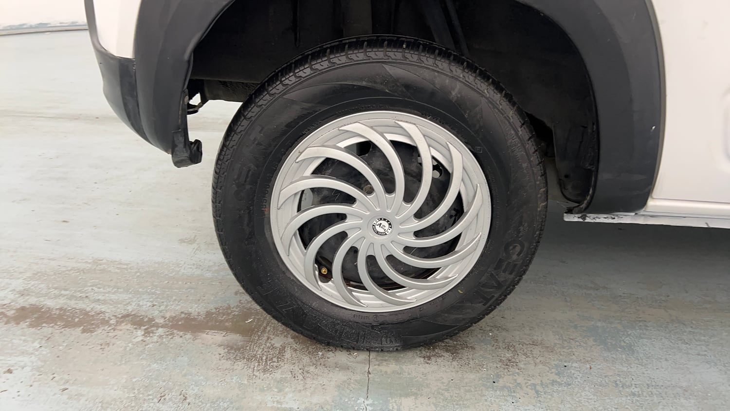 Used 2018 Renault Kwid RXT Petrol Manual tyres RIGHT REAR TYRE RIM VIEW