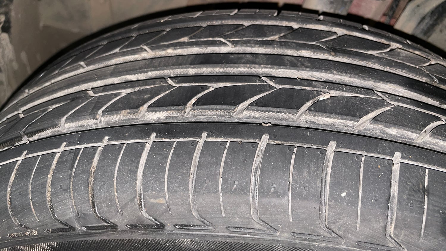Used 2022 Renault Kiger RXZ 1.0 Turbo MT Dual Tone Petrol Manual tyres LEFT FRONT TYRE TREAD VIEW