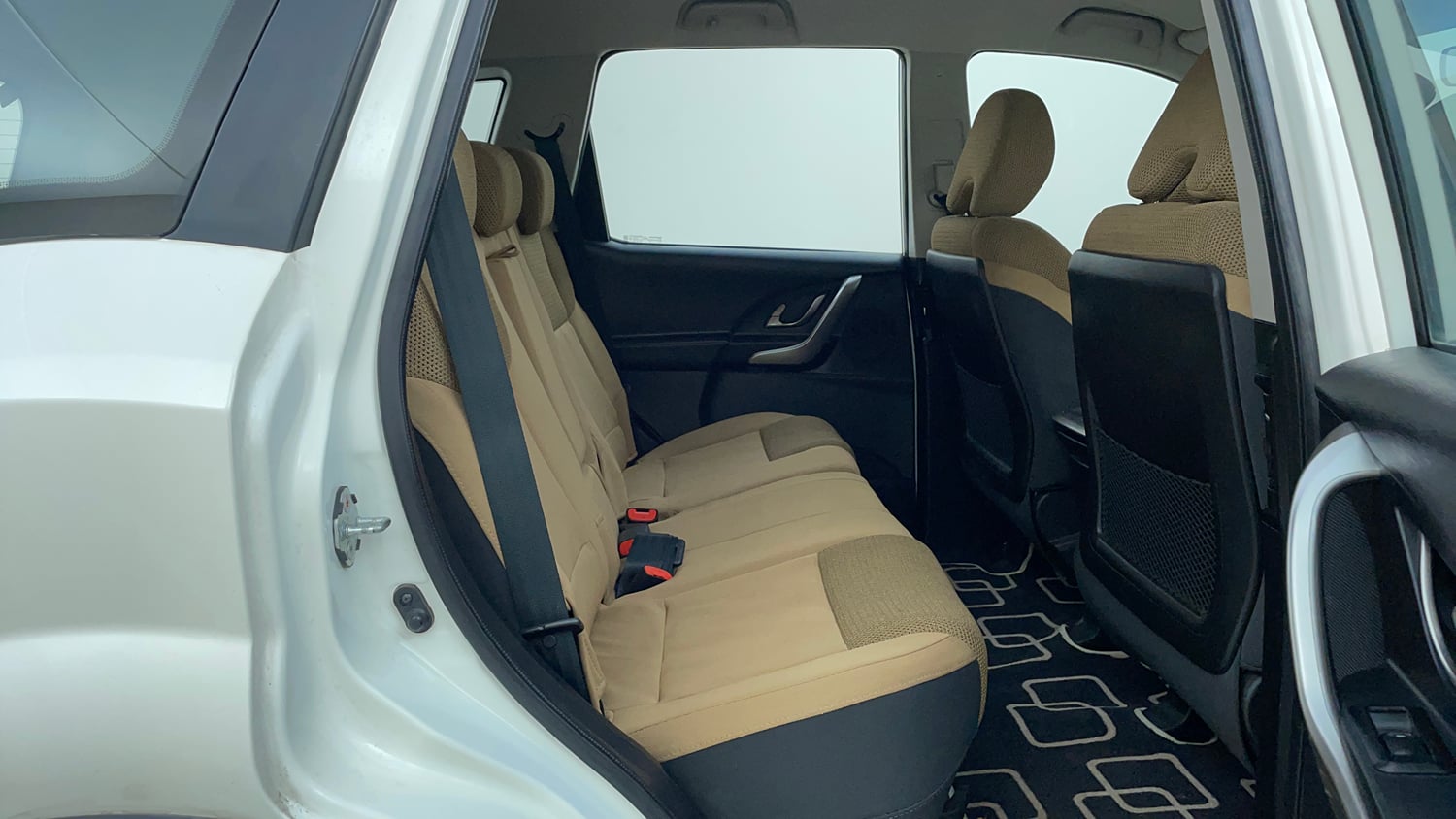 Used 2018 Mahindra XUV500 W7 Diesel Manual interior RIGHT SIDE REAR DOOR CABIN VIEW