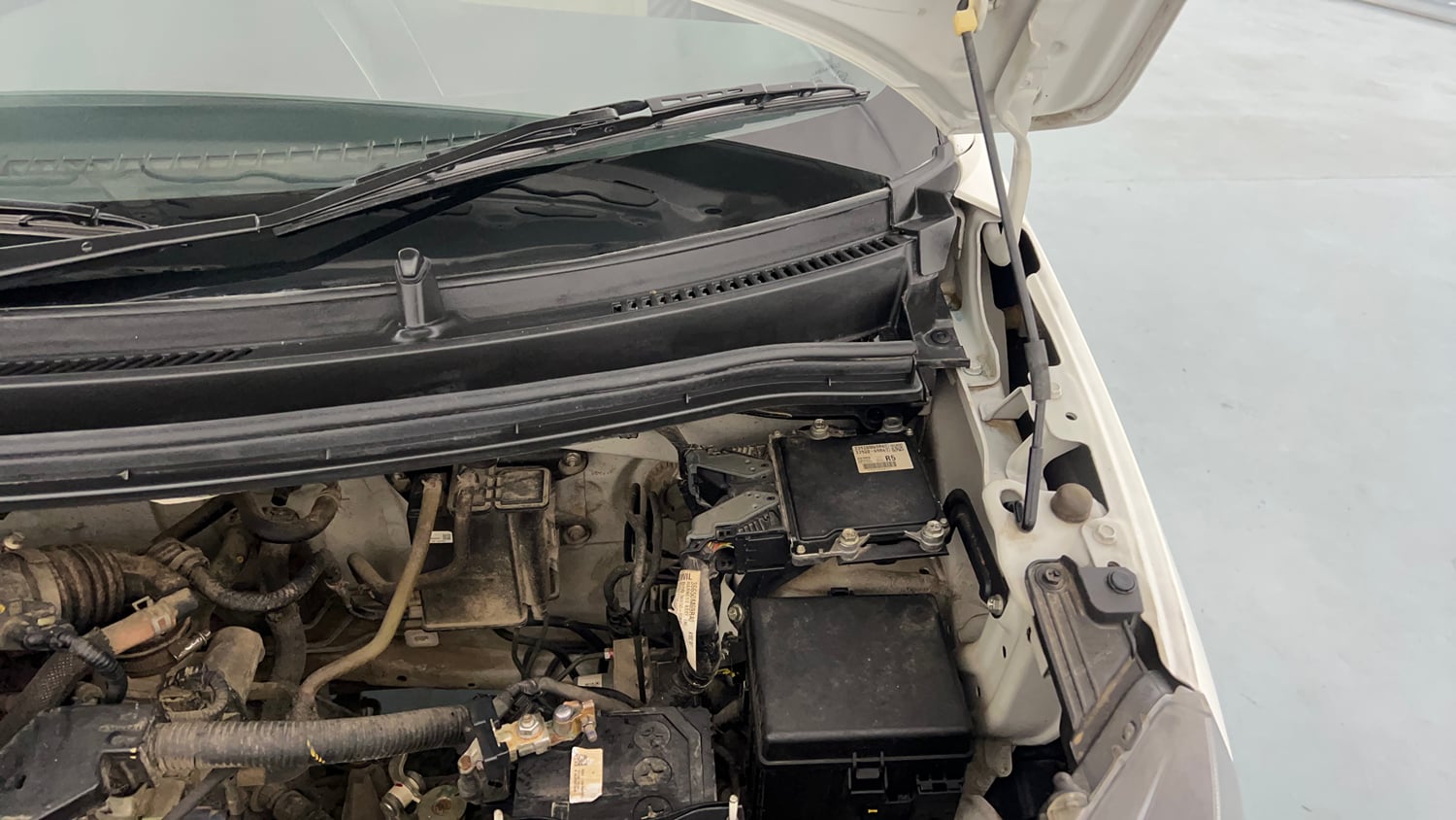 Used 2022 Maruti Suzuki Wagon R LXI 1.0 Petrol Manual engine ENGINE LEFT SIDE HINGE & APRON VIEW