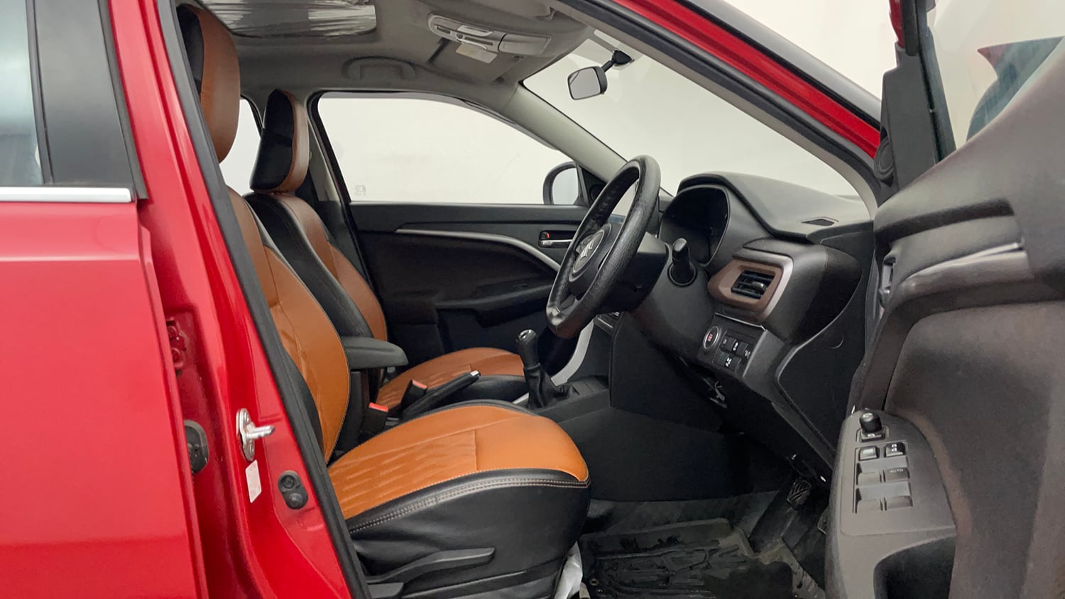 Used 2024 Maruti Suzuki Brezza ZXi S-CNG Dual Tone Cng Manual interior RIGHT SIDE FRONT DOOR CABIN VIEW