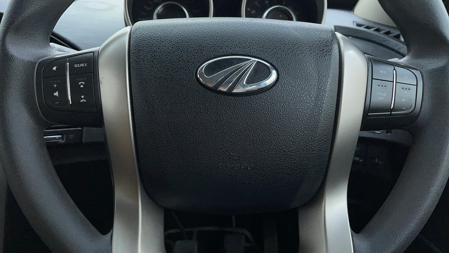 Used 2018 Mahindra XUV500 W7 Diesel Manual top_features Airbags