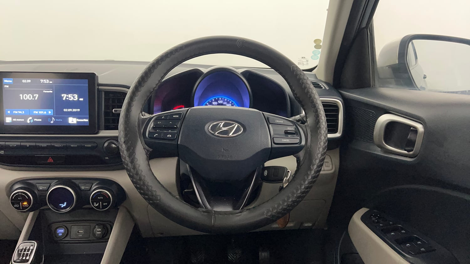 Used 2020 Hyundai Venue SX 1.4 CRDi Dual Tone Diesel Manual interior STEERING VIEW