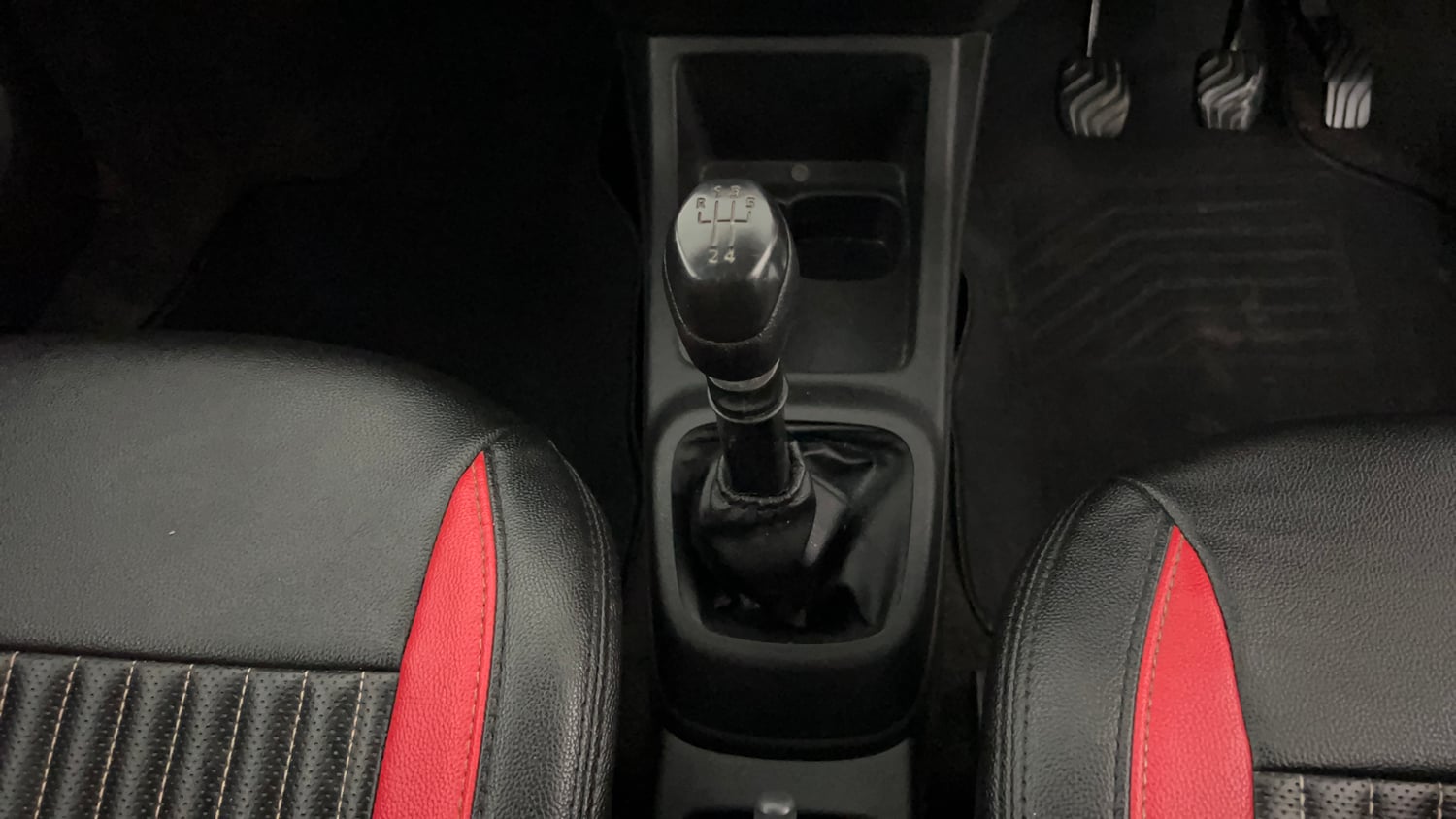 Used 2018 Renault Kwid RXT Petrol Manual interior GEAR  KNOB VIEW