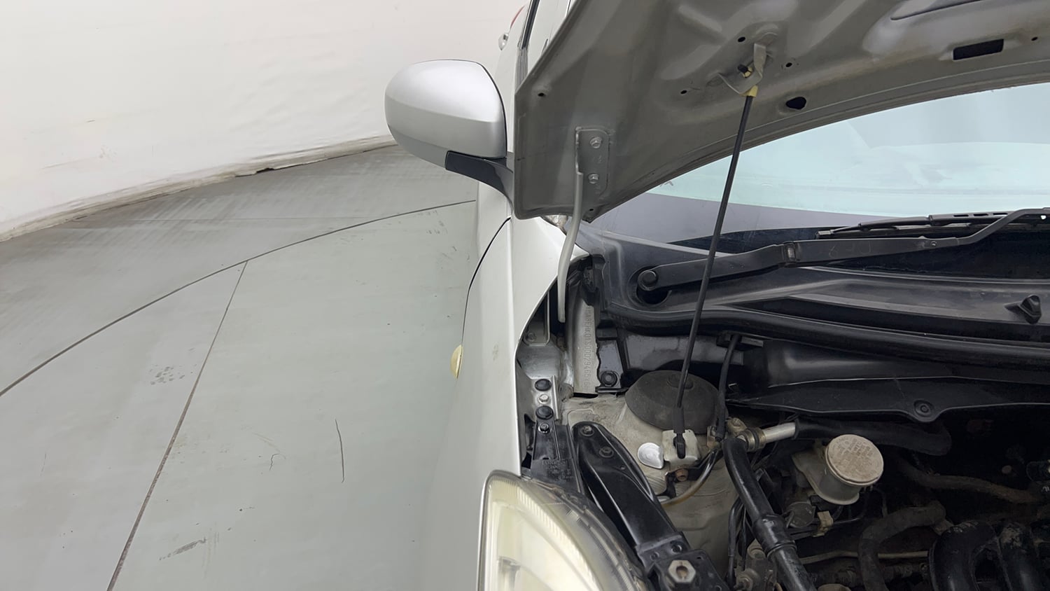 Used 2017 Maruti Suzuki Swift Lxi (O) Petrol Manual engine ENGINE RIGHT SIDE HINGE & APRON VIEW
