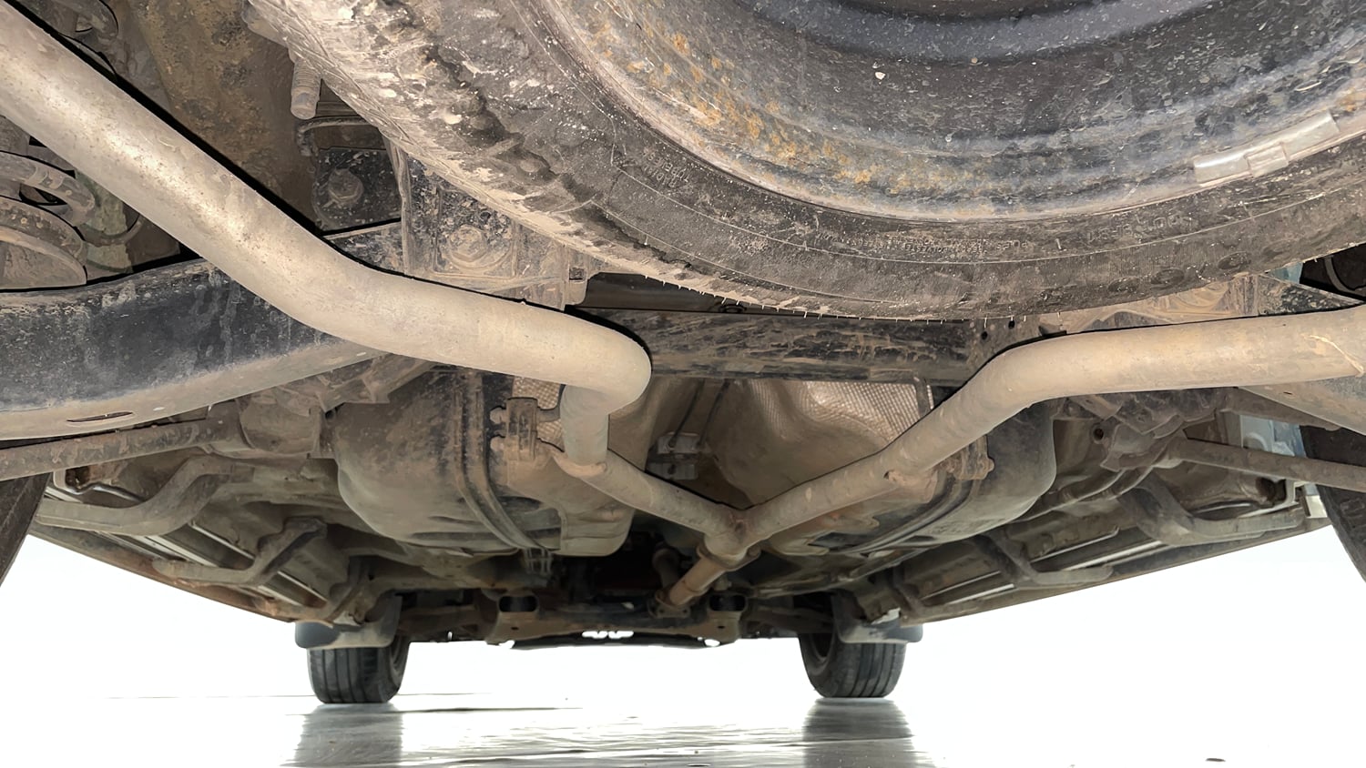 Used 2018 Mahindra XUV500 W7 Diesel Manual extra REAR UNDERBODY VIEW (TAKEN FROM REAR)