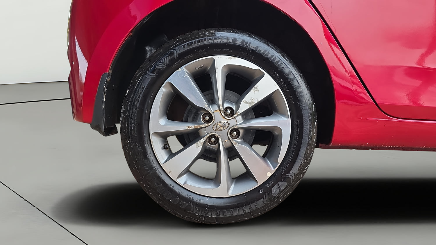Used 2018 Hyundai Elite i20 Asta 1.2 Dual Tone Petrol Manual tyres RIGHT REAR TYRE RIM VIEW