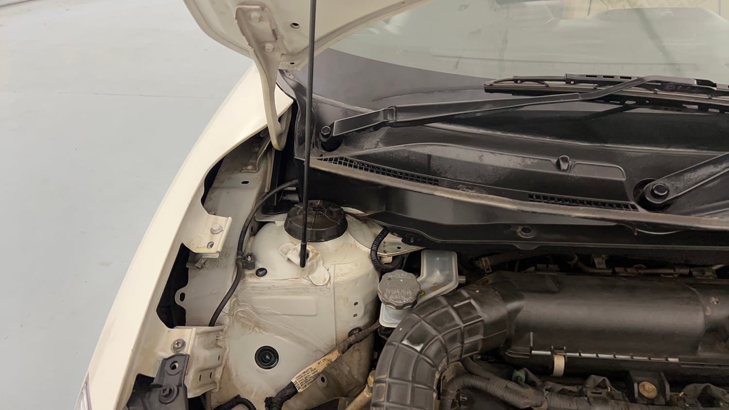 Used 2020 Maruti Suzuki Dzire ZXi Petrol Manual engine ENGINE RIGHT SIDE HINGE & APRON VIEW