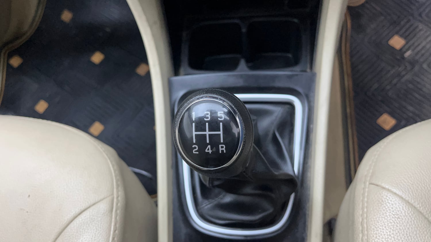 Used 2018 Maruti Suzuki Ciaz Delta 1.3 Hybrid Diesel Manual interior GEAR  KNOB VIEW