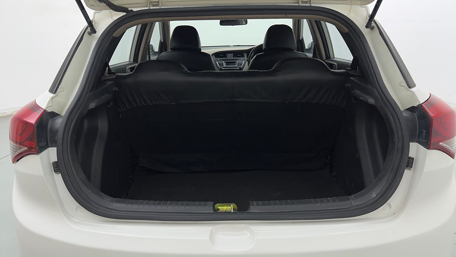 Used 2016 Hyundai Elite i20 Magna 1.2 Petrol Manual interior DICKY INSIDE VIEW