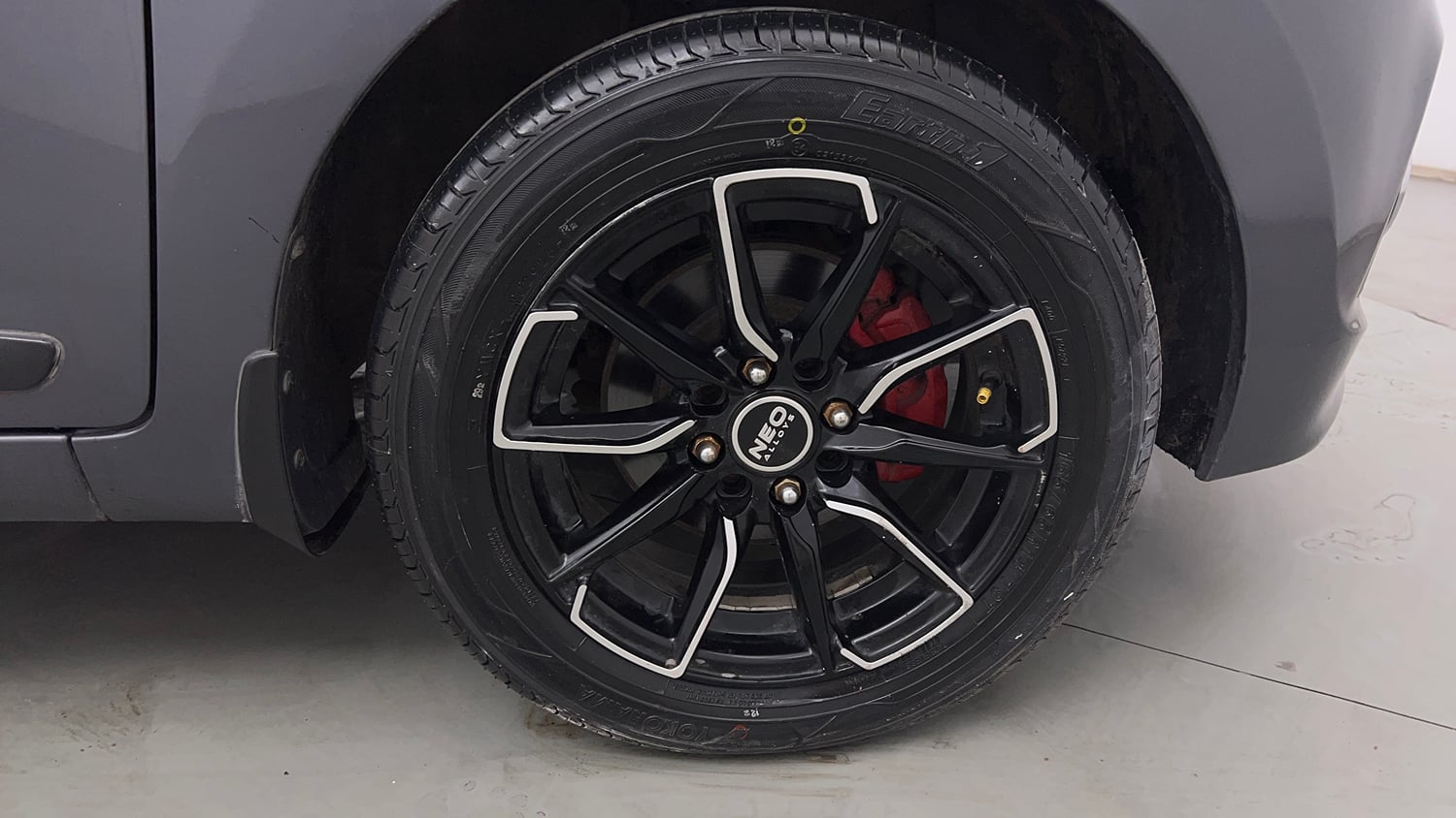 Used 2015 Hyundai Grand i10 Sportz 1.2 Kappa VTVT Petrol Manual tyres RIGHT FRONT TYRE RIM VIEW