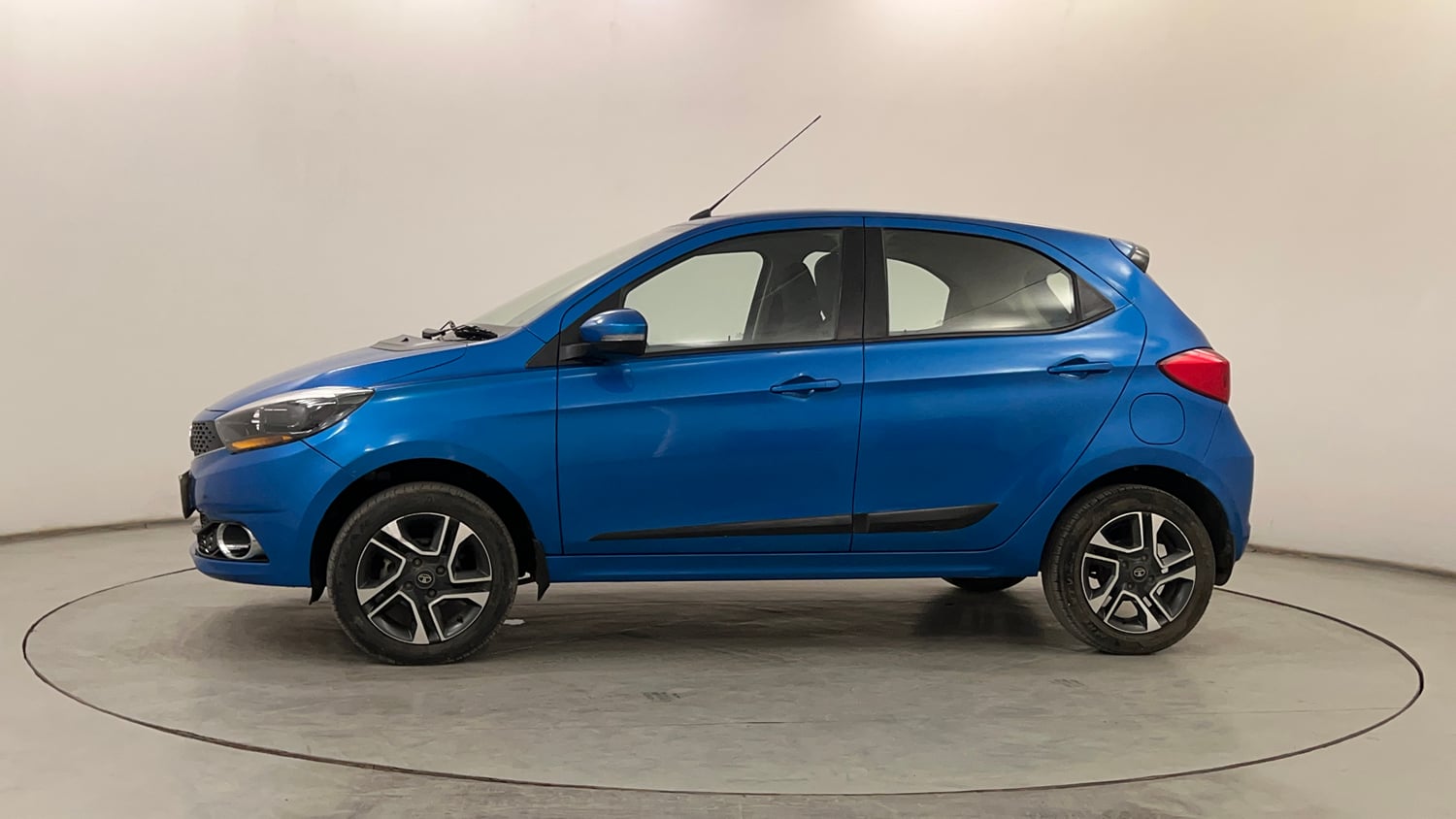 Used 2019 Tata Tiago Revotron XZ Plus Petrol Manual exterior LEFT SIDE VIEW