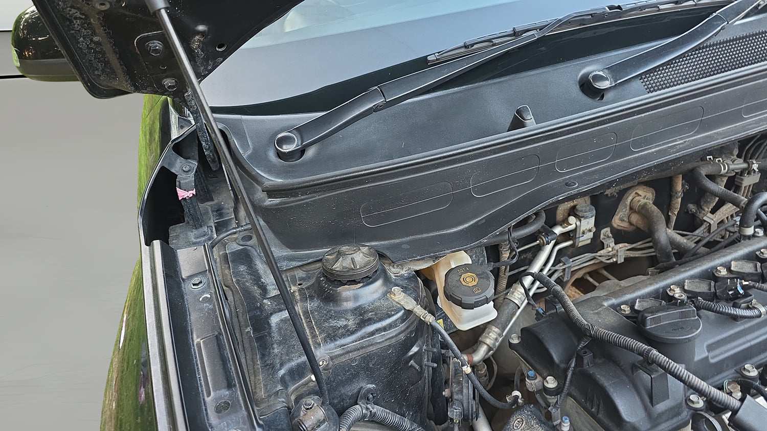 Used 2022 Hyundai Venue SX 1.2 Petrol Petrol Manual engine ENGINE RIGHT SIDE HINGE & APRON VIEW