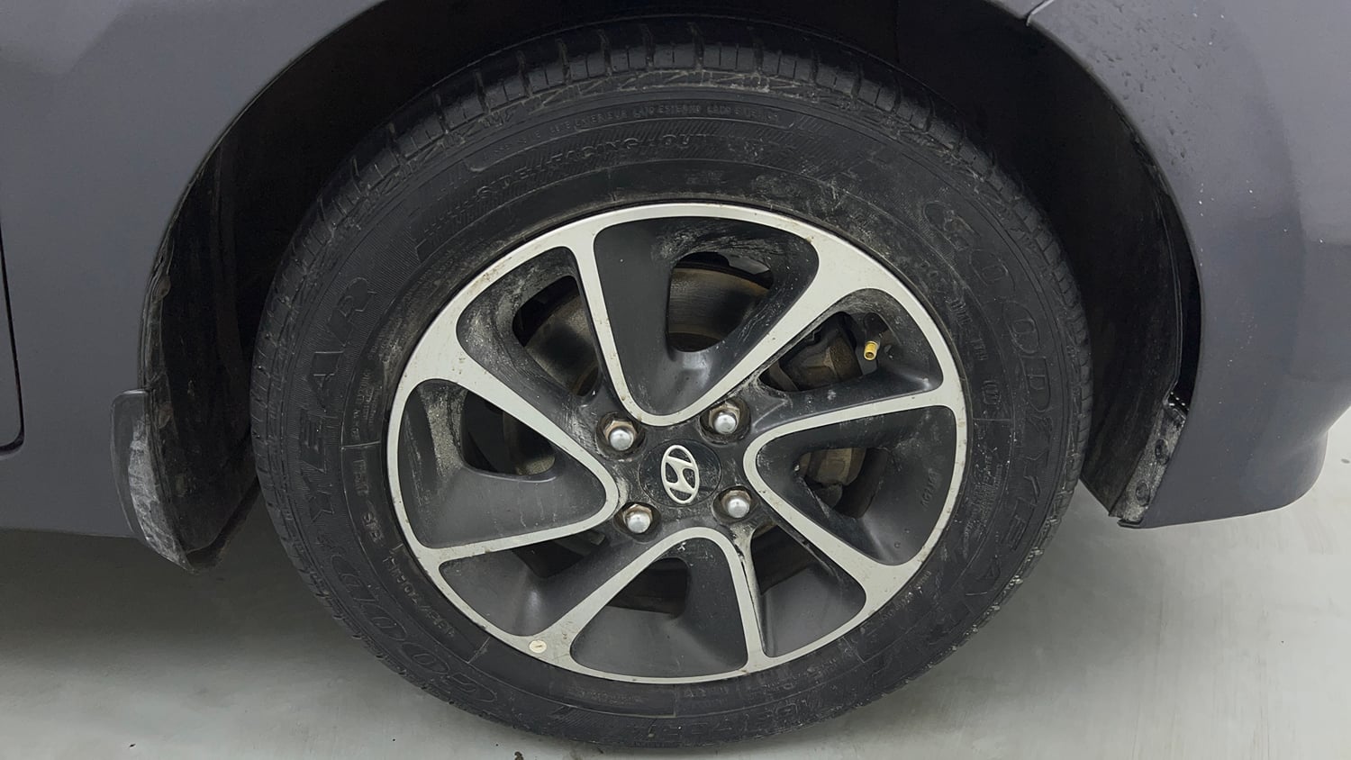 Used 2017 Hyundai Grand i10 Sportz (O) AT 1.2 Kappa VTVT Petrol Automatic tyres RIGHT FRONT TYRE RIM VIEW