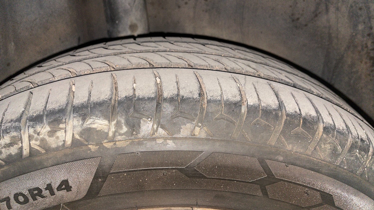 Used 2019 Volkswagen Ameo Trendline 1.0L (P) Petrol Manual tyres RIGHT REAR TYRE TREAD VIEW