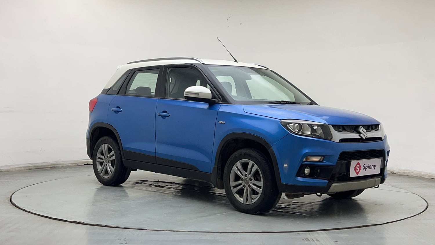 Used 2017 Maruti Suzuki Vitara Brezza ZDi+ Dual Tone Diesel Manual exterior RIGHT FRONT CORNER VIEW