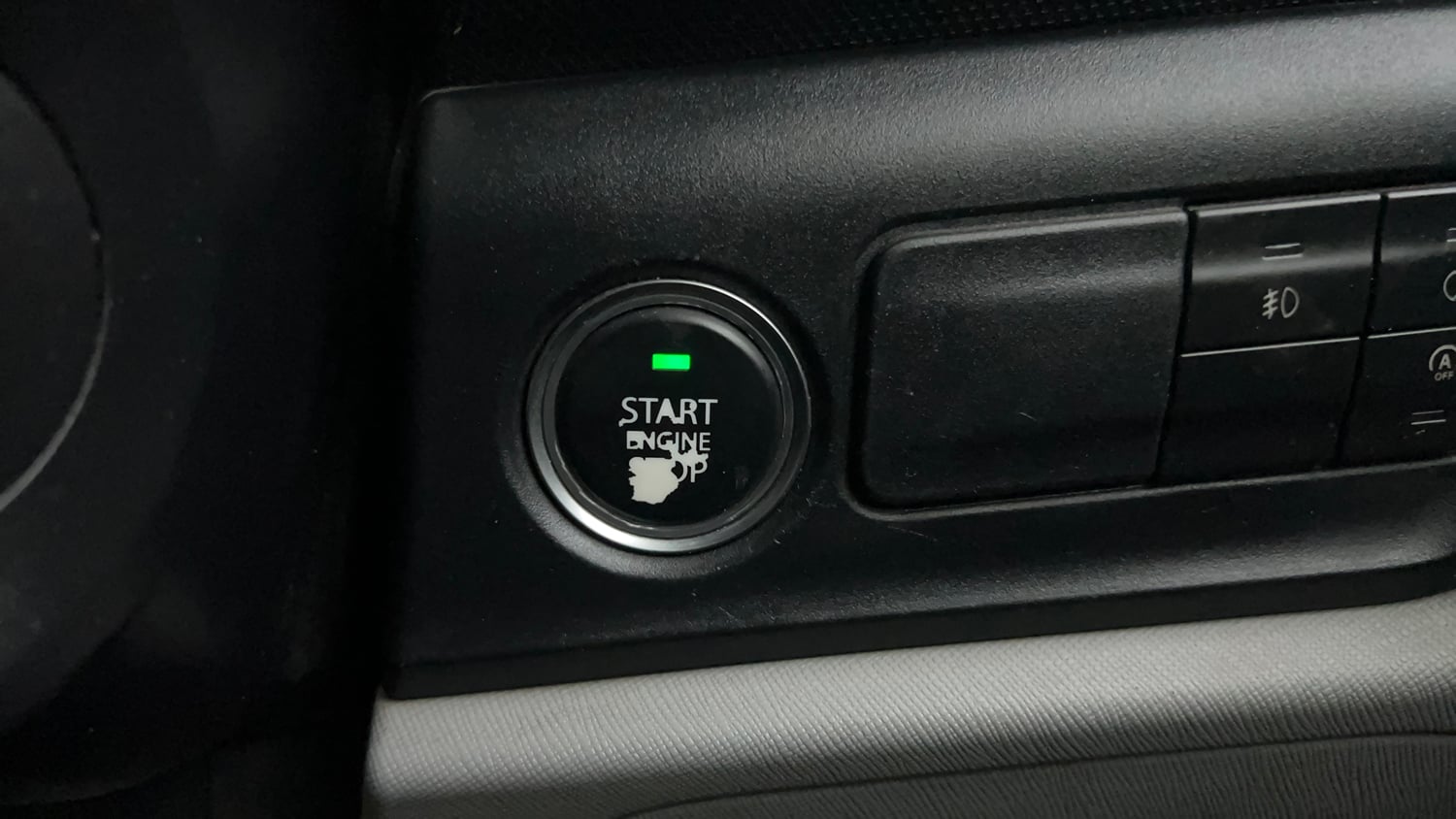 Used 2020 Tata Altroz XZ Petrol Petrol Manual top_features Keyless start