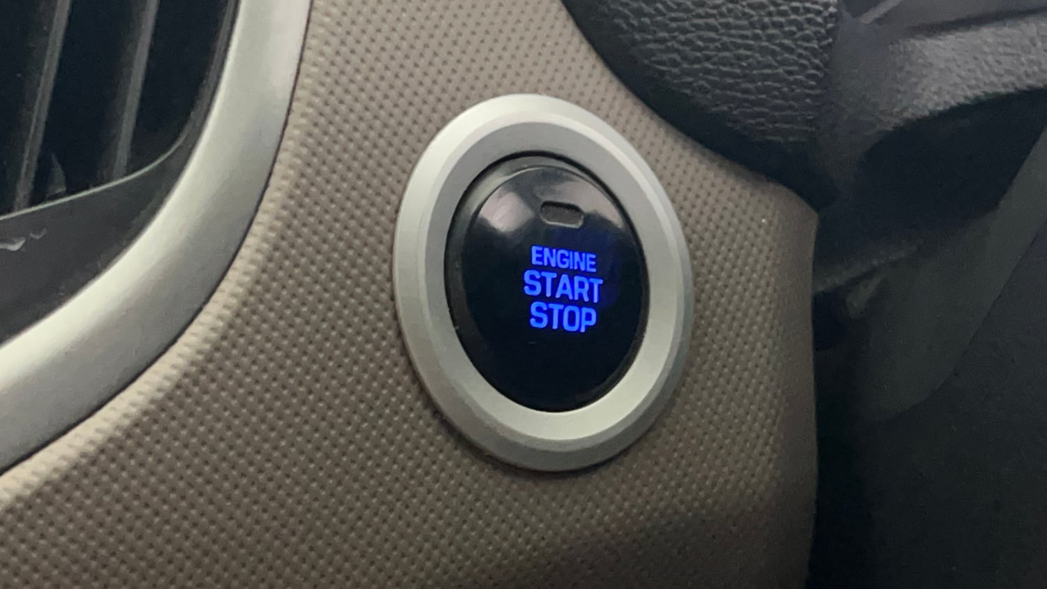 Used 2017 Hyundai Creta SX Plus 1.6 AT Petrol Petrol Automatic top_features Keyless start