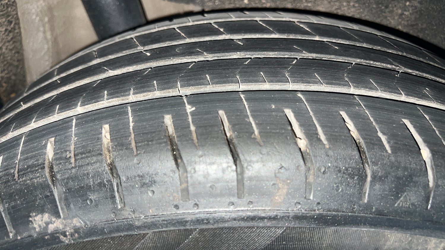 Used 2023 Toyota Innova Hycross VX Hybrid 7 STR Hybrid Automatic tyres RIGHT REAR TYRE TREAD VIEW