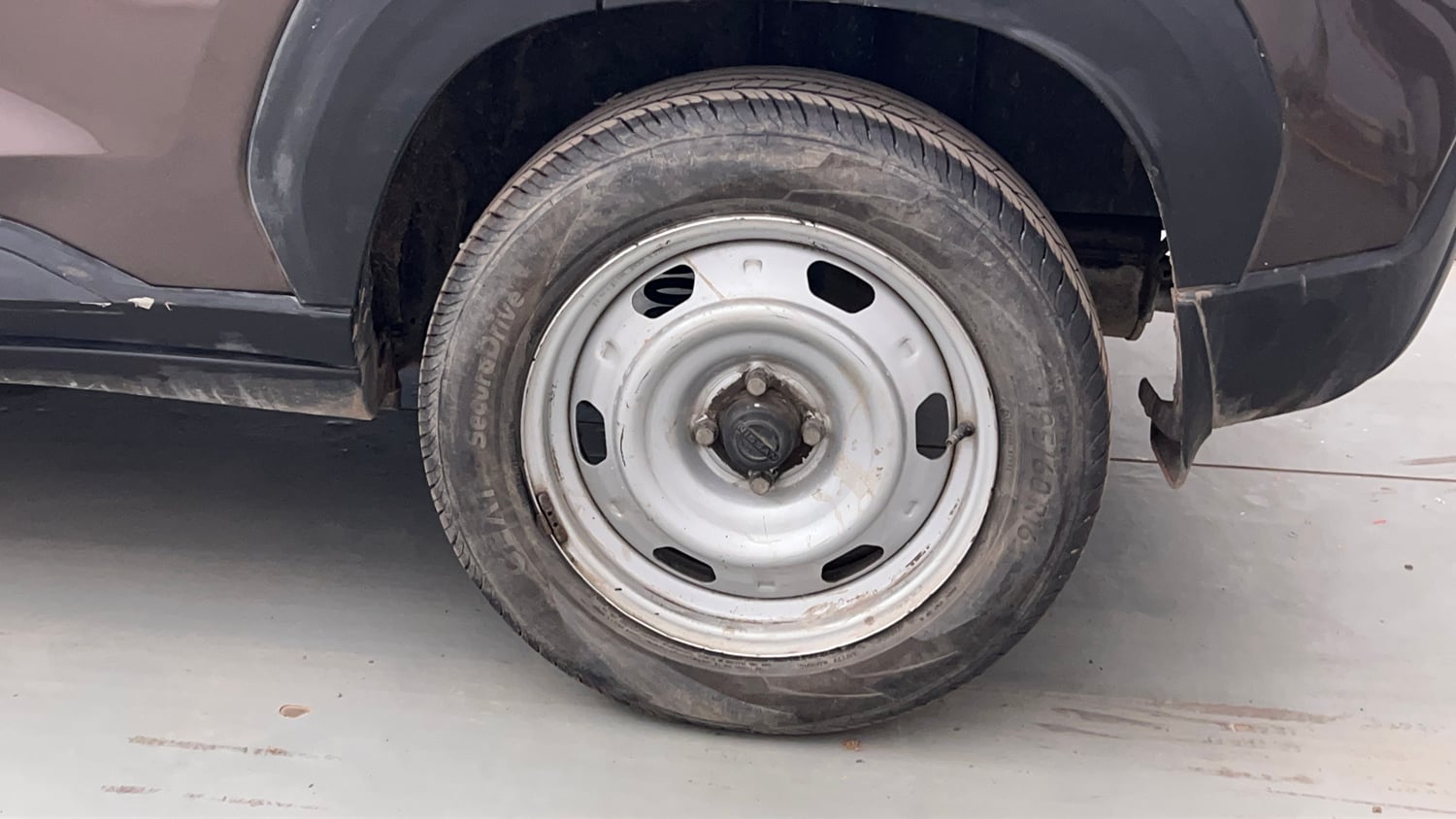 Used 2023 Nissan Magnite XE Petrol Manual tyres LEFT REAR TYRE RIM VIEW