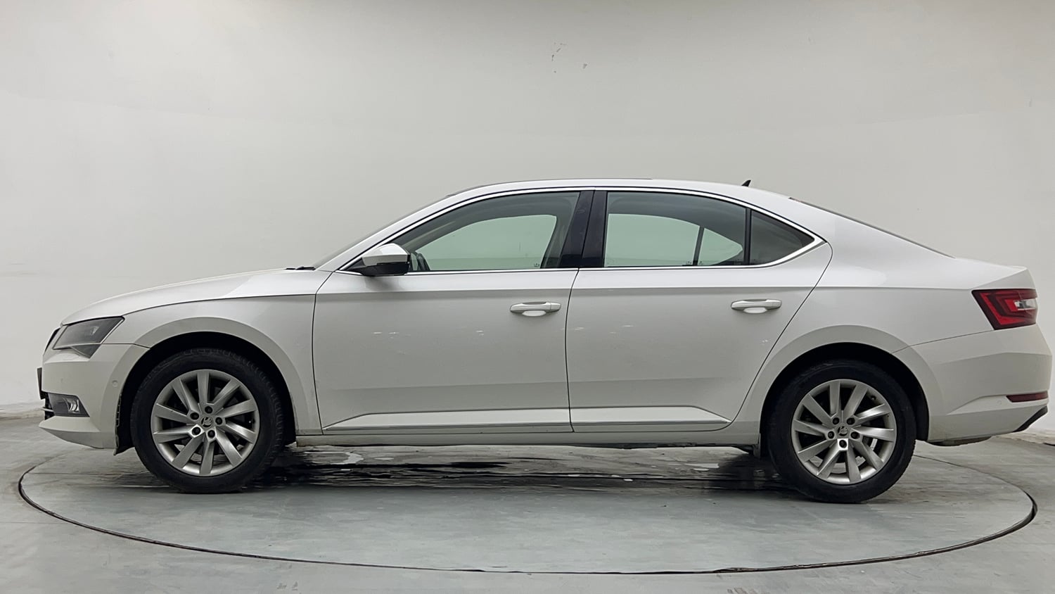 Used 2018 Skoda Superb L&K TSI AT Petrol Automatic exterior LEFT SIDE VIEW