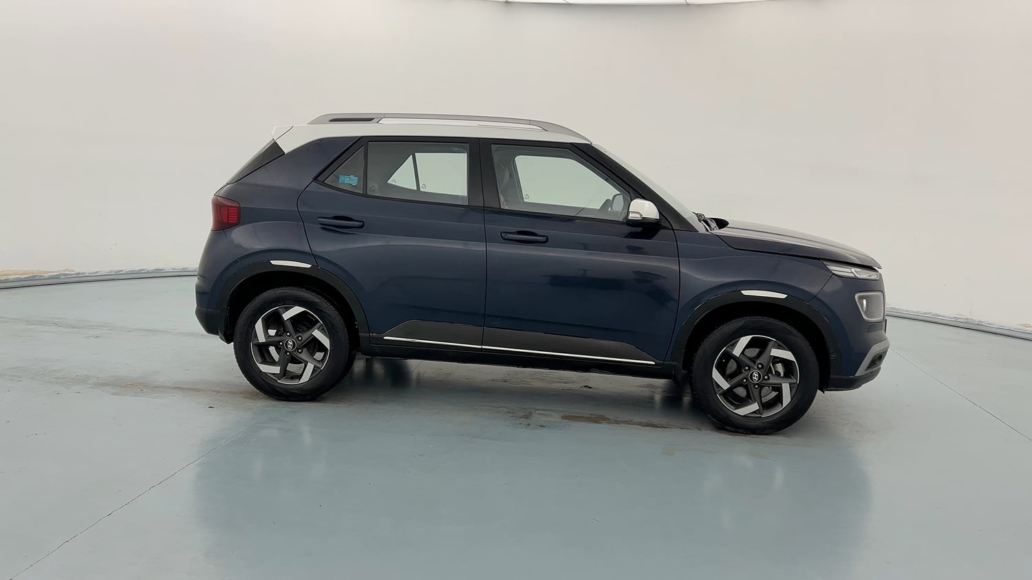 Used 2020 Hyundai Venue SX 1.4 CRDi Dual Tone Diesel Manual exterior RIGHT SIDE VIEW
