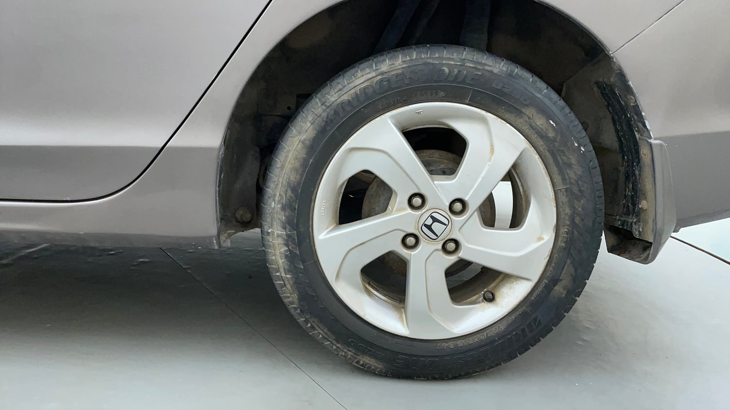 Used 2014 Honda City V Petrol Manual tyres LEFT REAR TYRE RIM VIEW