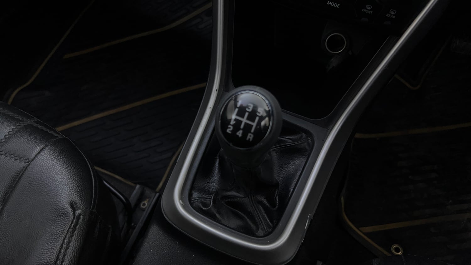 Used 2016 Maruti Suzuki S-Cross Zeta 1.3 Diesel Manual interior GEAR  KNOB VIEW