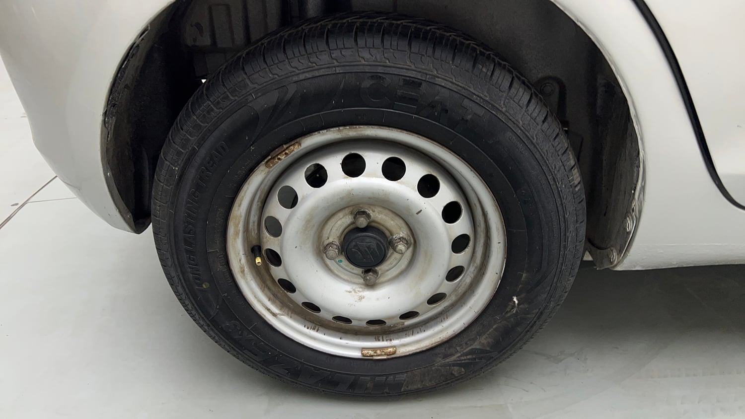 Used 2017 Maruti Suzuki Swift Lxi (O) Petrol Manual tyres RIGHT REAR TYRE RIM VIEW