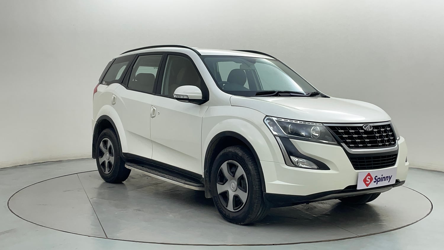 Used 2018 Mahindra XUV500 W7 Diesel Manual exterior RIGHT FRONT CORNER VIEW