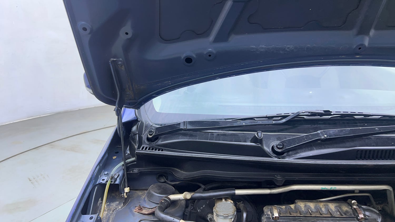 Used 2019 Maruti Suzuki Celerio ZXi Petrol Manual engine ENGINE RIGHT SIDE HINGE & APRON VIEW