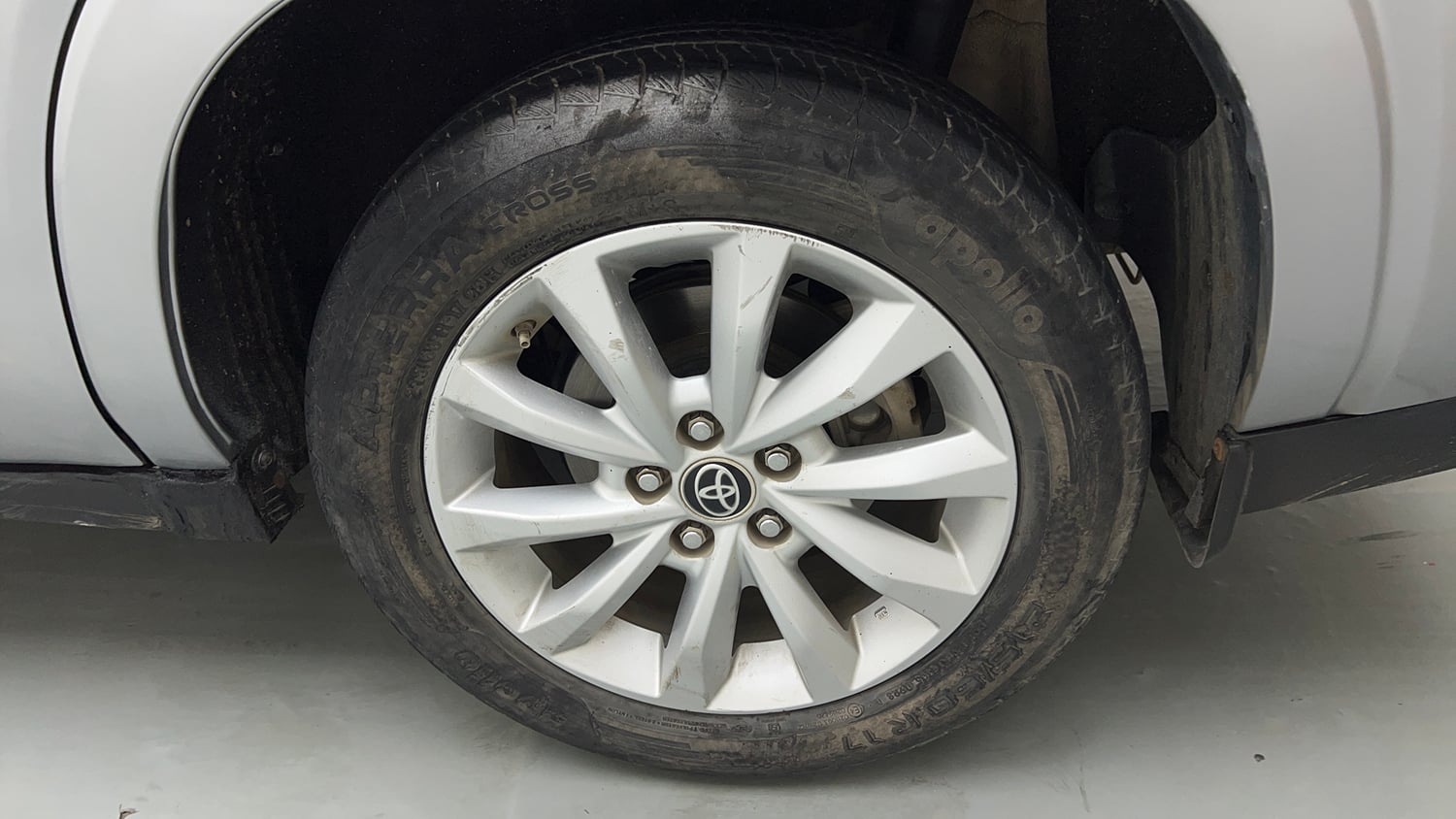 Used 2023 Toyota Innova Hycross VX Hybrid 7 STR Hybrid Automatic tyres LEFT REAR TYRE RIM VIEW